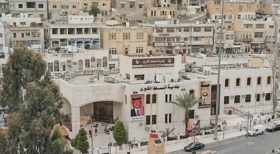 بلدية السلط تعلن عن تنفيذ أعمال تخطيط ودهان للشوارع وسط المدينة