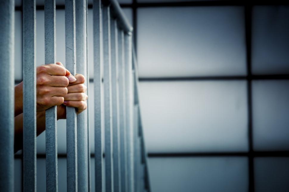 مشروع قانون التنفيذ يوسع منع سفر المدين ويعدل تسوية ديونه