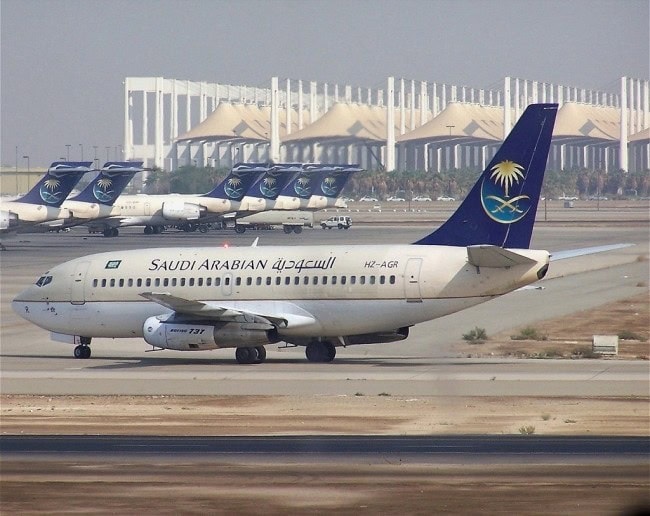 مقتل 3 سعوديين وتضرر طائرة في هجومين على مطار الملك خالد