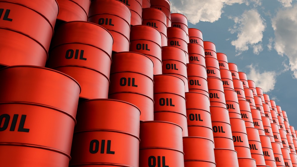  النفط يواصل تراجعه بفعل مؤشرات على ضعف الطلب على الوقود وارتفاع الدولار  