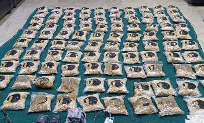 الجيش يحبط محاولة تهريب كمية كبيرة من المخدرات بواسطة بالونات موجّهة