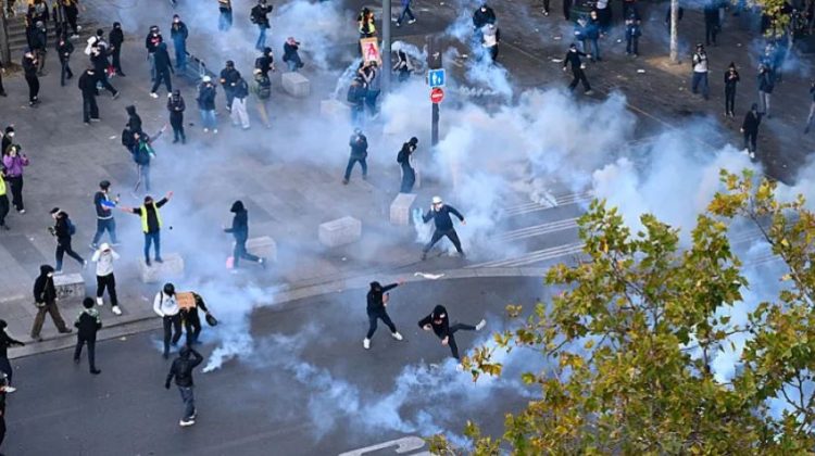 هل يتم تأجيل مباراة برشلونة وسان جيرمان بسبب الأحداث في فرنسا؟
