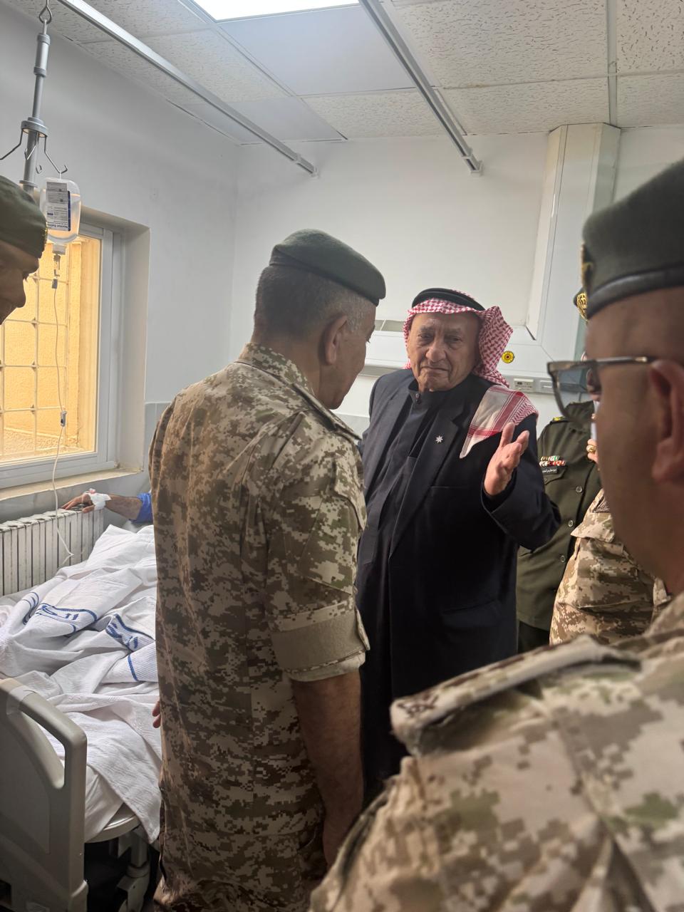 الشيخ ضيف الله القلاب يعود مصابي حادثة الكرك ويؤكد الوقوف إلى جانب أبناء الوطن