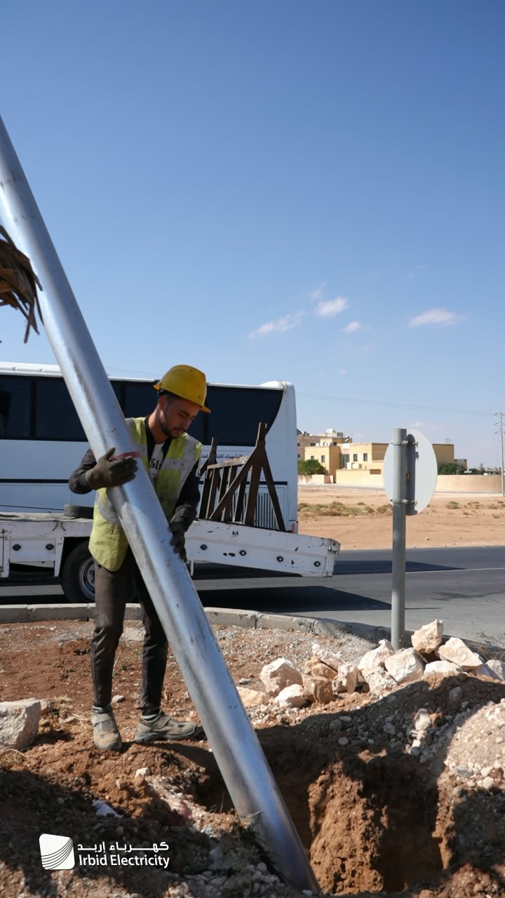 الشركة الفنية تباشر إنارة الشارع المحاذي لـ حديقة المفرق الجديدة