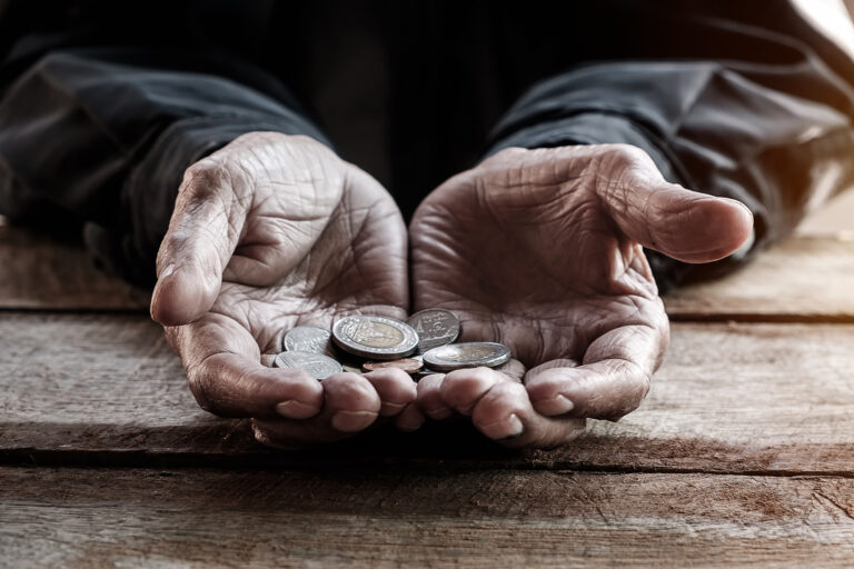 عمل الأعيان تبحث ظاهرة التسول وتعزيز الحماية الاجتماعية