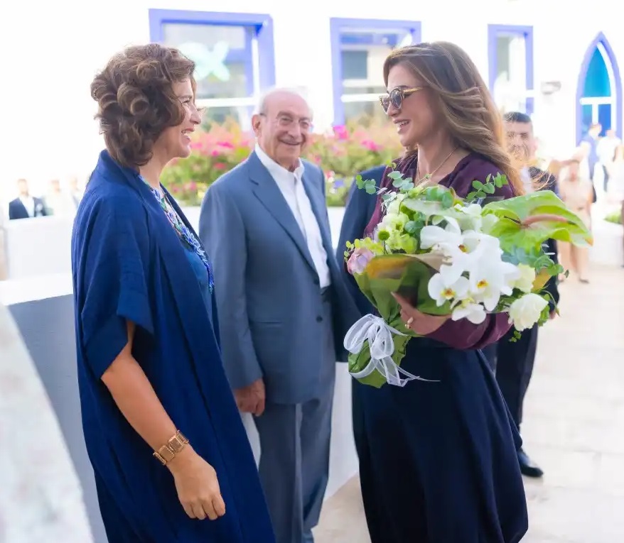 الملكة رانيا تفتتح المعرض الفني طبقات من التشكُّل في العقبة 
