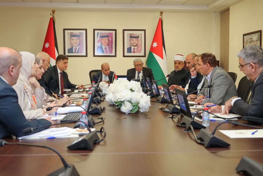 الحكومة تدرس تطوير الربط بالنقل العام إلى مطار الملكة علياء واستثمار أراضي الأوقاف