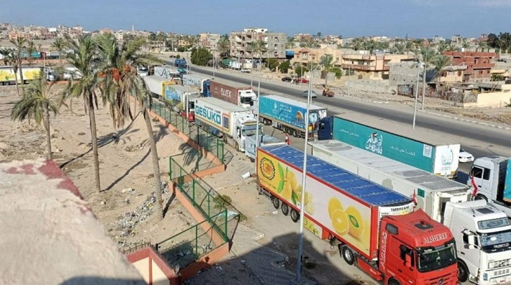 مصر تتخلص من حمولة عدد من الشاحنات أمام معبر رفح