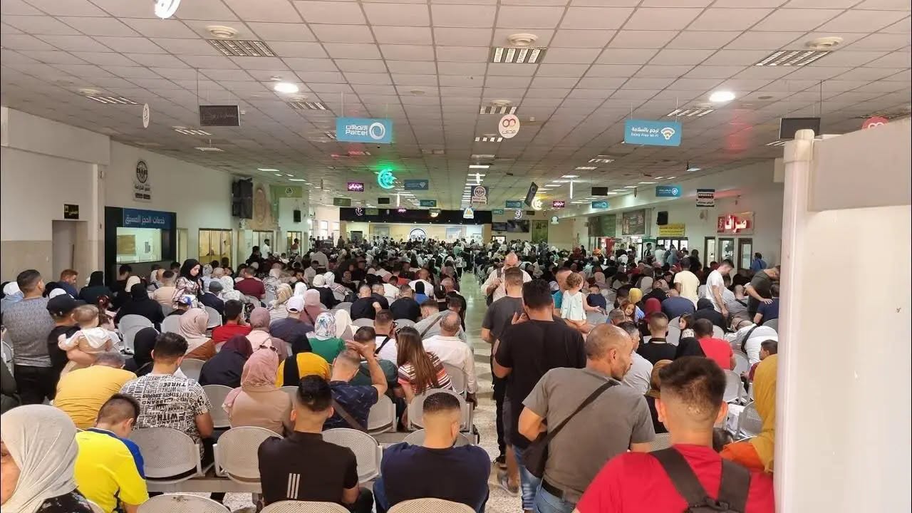 انفراجة في أزمة معبر الكرامة  ..  زيادة أعداد المسافرين وتوجه لإلغاء منصة الحجز 