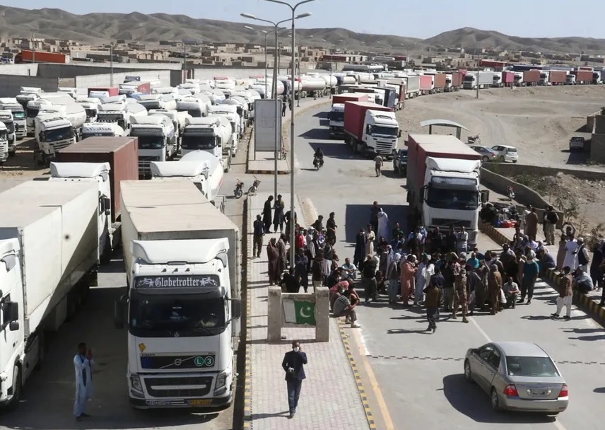 من البحر والجو إلى البر ..  إيران تصطدم بإغلاق معابر مع العراق وباكستان