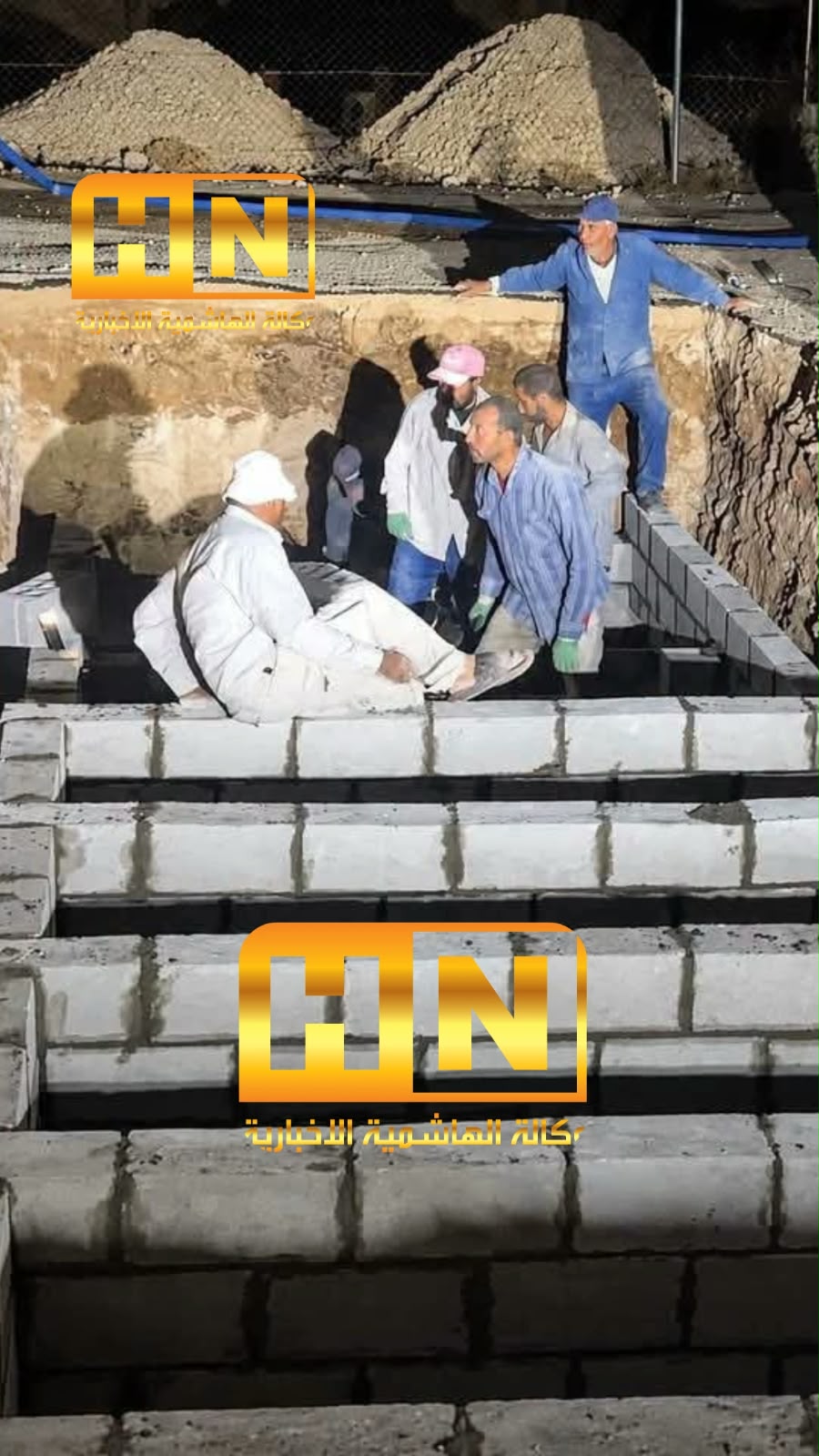 شاهد بالصور ..  تجهيز قبور لدفن شهداء حادثة كنيسة الكرك في قرية حمود