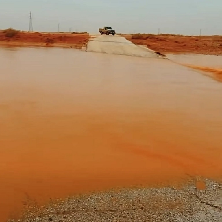 لليوم الثالث ..  السيل يقطع طريق رئيسي في الرويشد