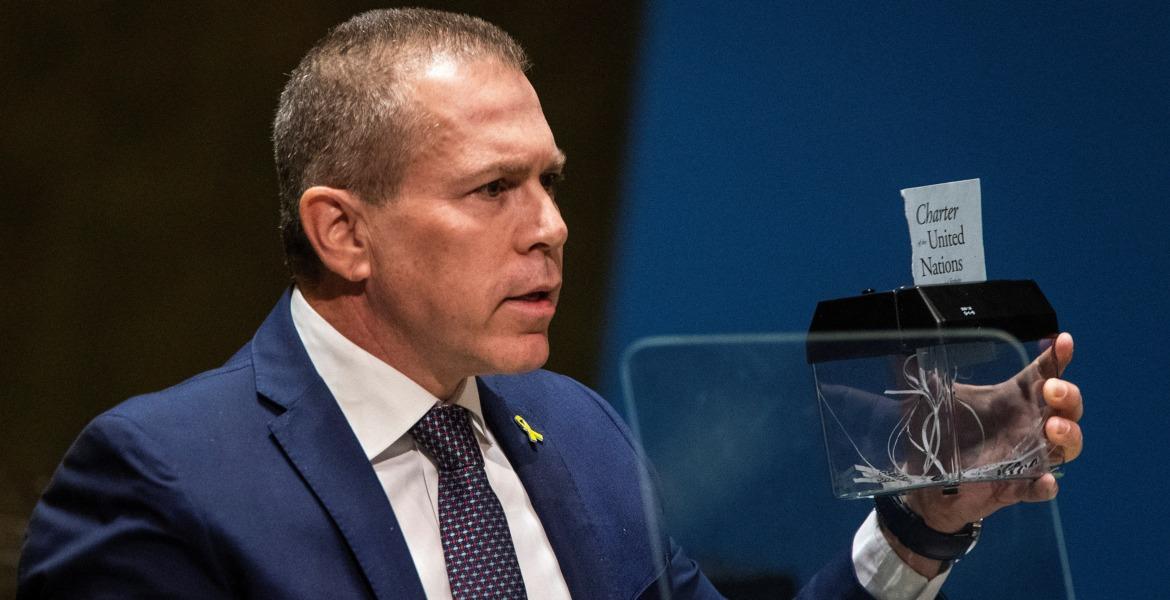 سفير إسرائيل يمزق ميثاق الأمم المتحدة