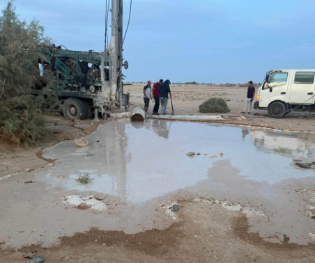 ضبط حفارة أثناء حفر بئر مخالفة في الجفر