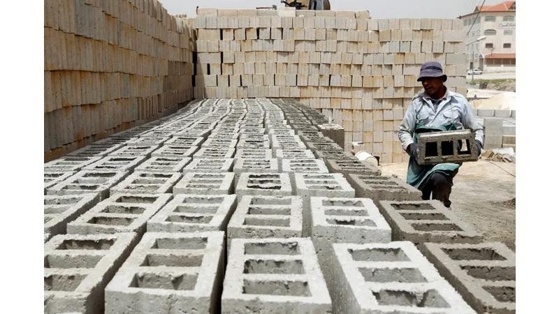 العمل : 3 مخالفات تؤدي لتسفير العامل رغم سريان التصريح