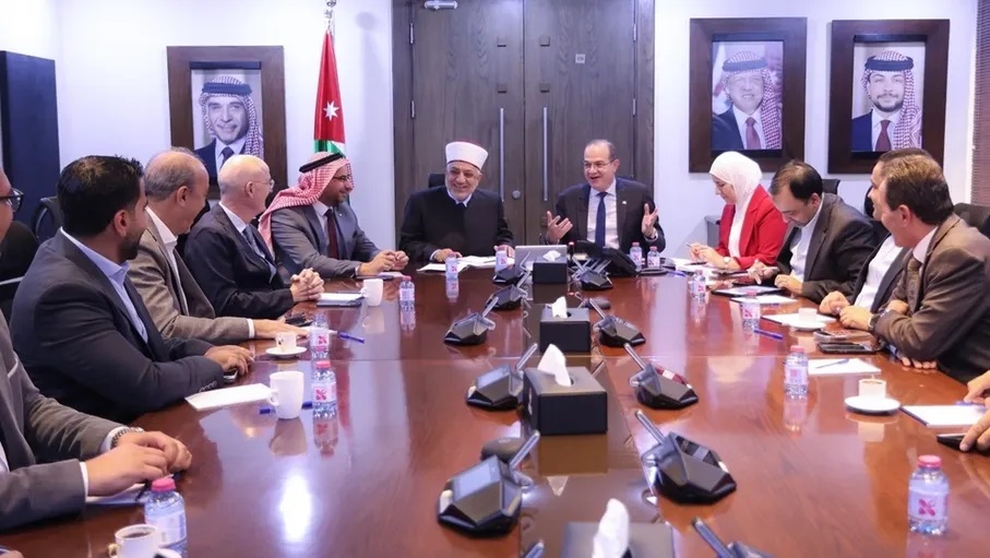  بحث تنفيذ مشروع لرقمنة 23 خدمة لوزارة الأوقاف 