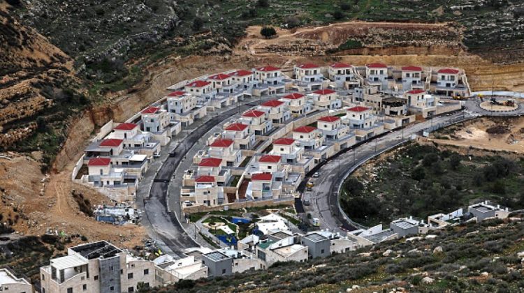 مستوطنون يقيمون بؤرة استيطانية غرب رام الله