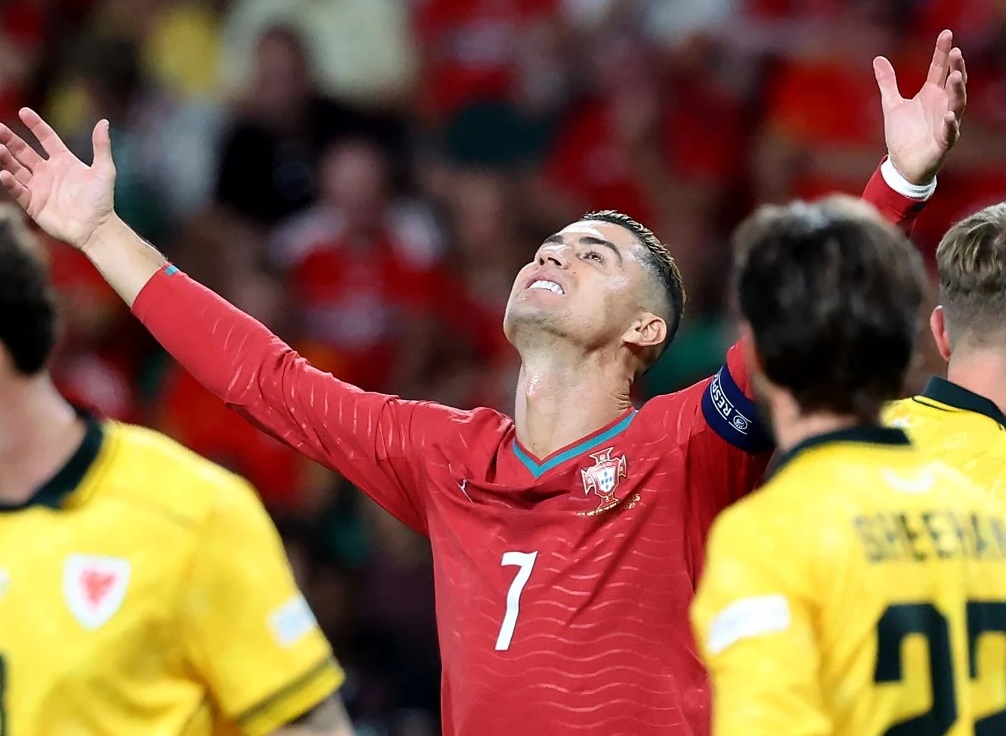 الاتحاد البرتغالي يعاقب رونالدو على خلفية مغادرته معسكر المنتخب