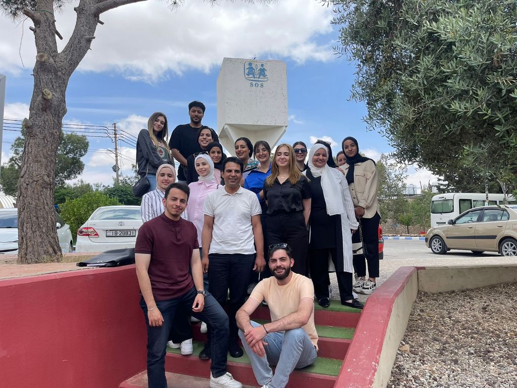 طلبة علم النفس السريري في عمان الاهلية يزورون SOS 