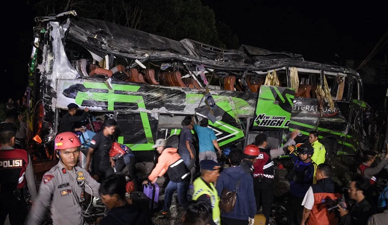 مقتل 11 معظمهم من الطلاب بحادثة تحطم حافلة في إندونيسيا 