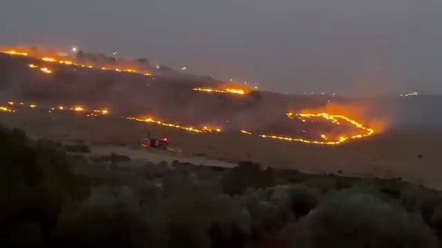 شاهد بالفيديو ..  درجات الحرارة المرتفعة تشعل النيران في جبال منطقة القنية  