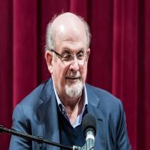 طعن الكاتب المثير للجدل سلمان رشدي في نيويورك