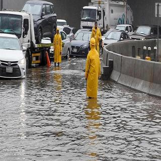 السعودية ..  أمطار غزيرة وسيول تقطع الشوارع وتجرف المركبات 