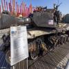 الروس يتوافدون على معرض دبابات غربية تم اغتنامها في أوكرانيا 