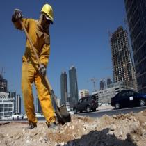 هيومن رايتس: العمال الوافدون إلى الخليج يفتقرون للحماية من حر الصيف الشديد