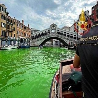 مياه قناة في فينيسيا تصطبغ باللون الأخضر لسبب مجهول