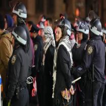 شرطة نيويورك تقتحم جامعة كولومبيا وتعتقل عشرات المؤيدين لغزة