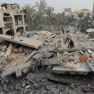 عشرة آلاف تحت الأنقاض ..  الدفاع المدني في غزة يواجه تحديات هائلة 