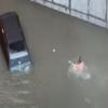 فيديو ..  مصرفي مصري بالإمارات ينقذ عائلة من الغرق داخل السيارة