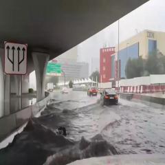 أمطار غير مسبوقة تعم الإمارات